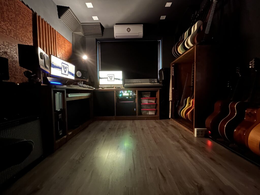 Univibe Recording Studio, strumenti e postazione di registrazione
