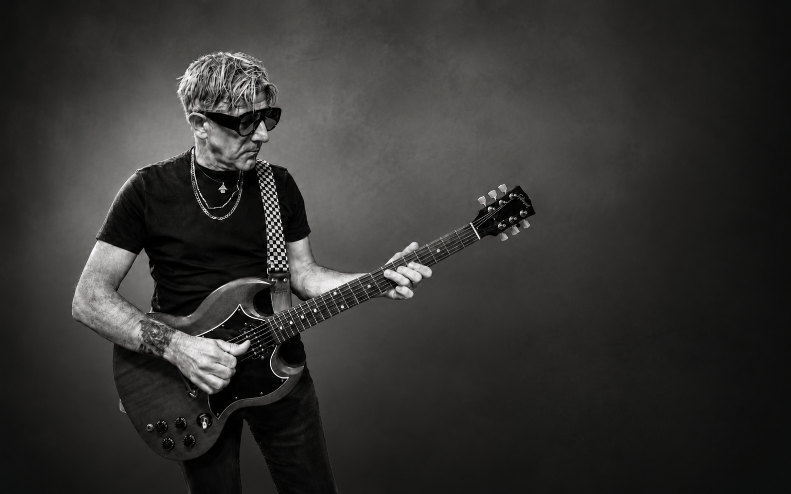 Valter Vincenti in bianco e nero con la chitarra Gibson SG